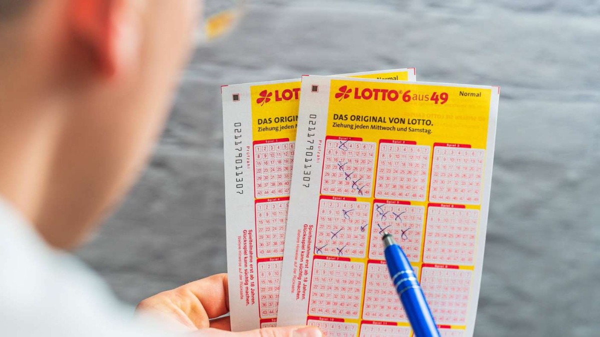 sie hebt auf der straße ein gewinnendes lottoticket auf und erhält 12 millionen euro – 8 jahre später