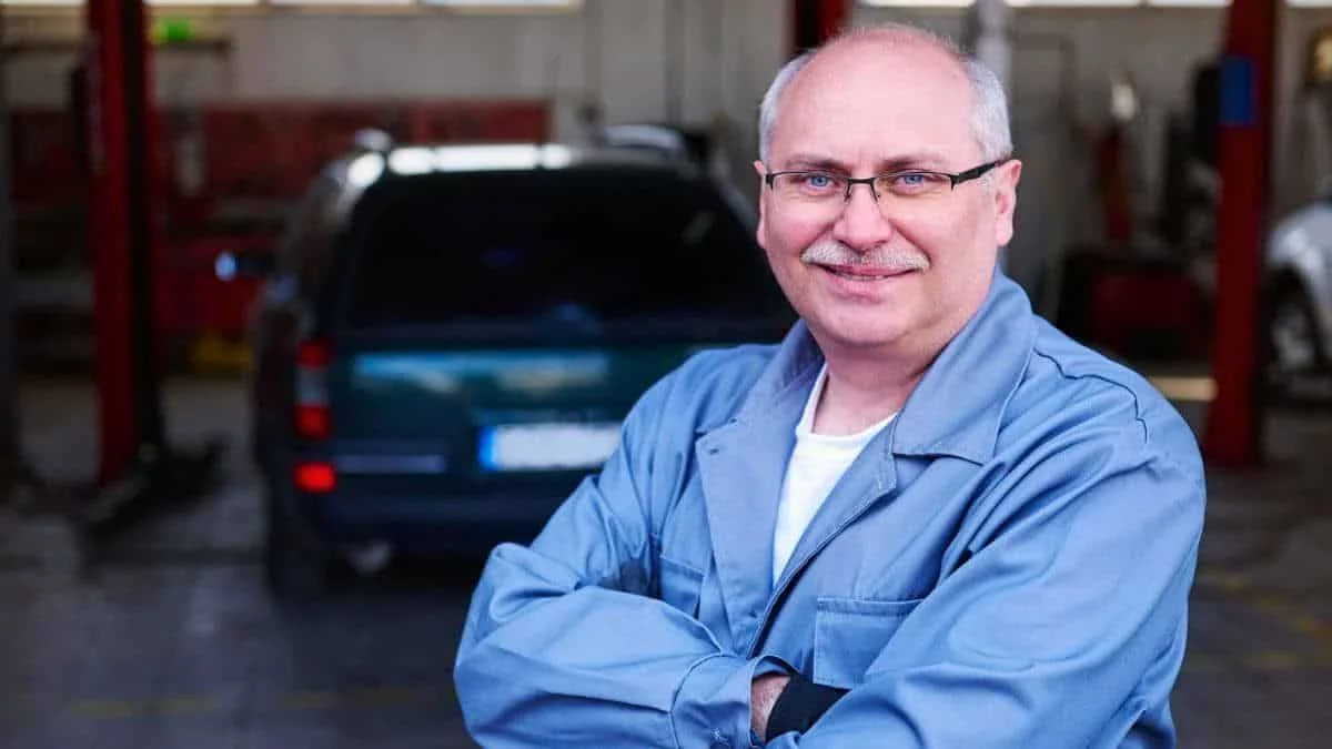Autofahrer: Seit 50 Jahren Mechaniker, er enthüllt den häufigsten Betrug in einer Autowerkstatt