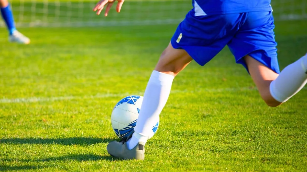 Bei der Geburt verlassen, wird er zum Fußballstar: heute Millionär, fordern seine Eltern Geld von ihm