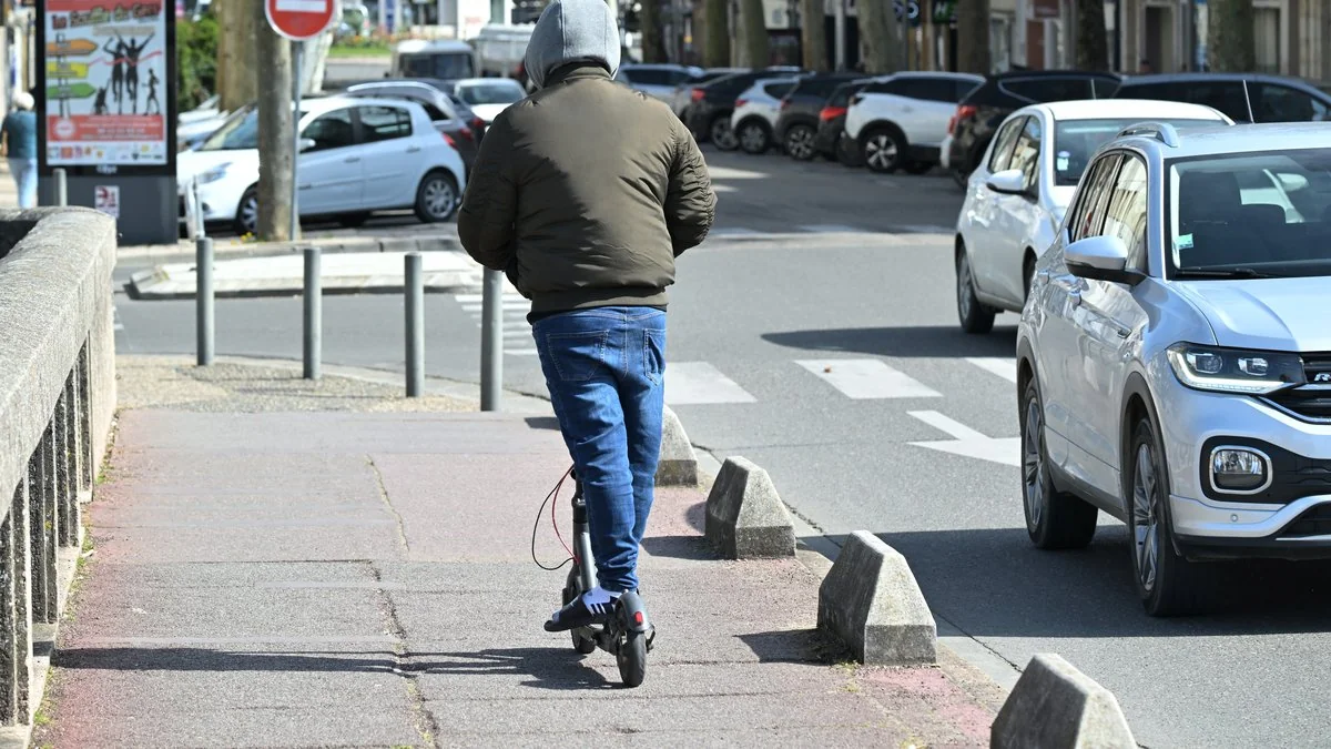 Er hielt sich sicher für einen Piloten: Ein junger Fahrer eines Elektrorollers in der Innenstadt mit 72 km/h gestoppt