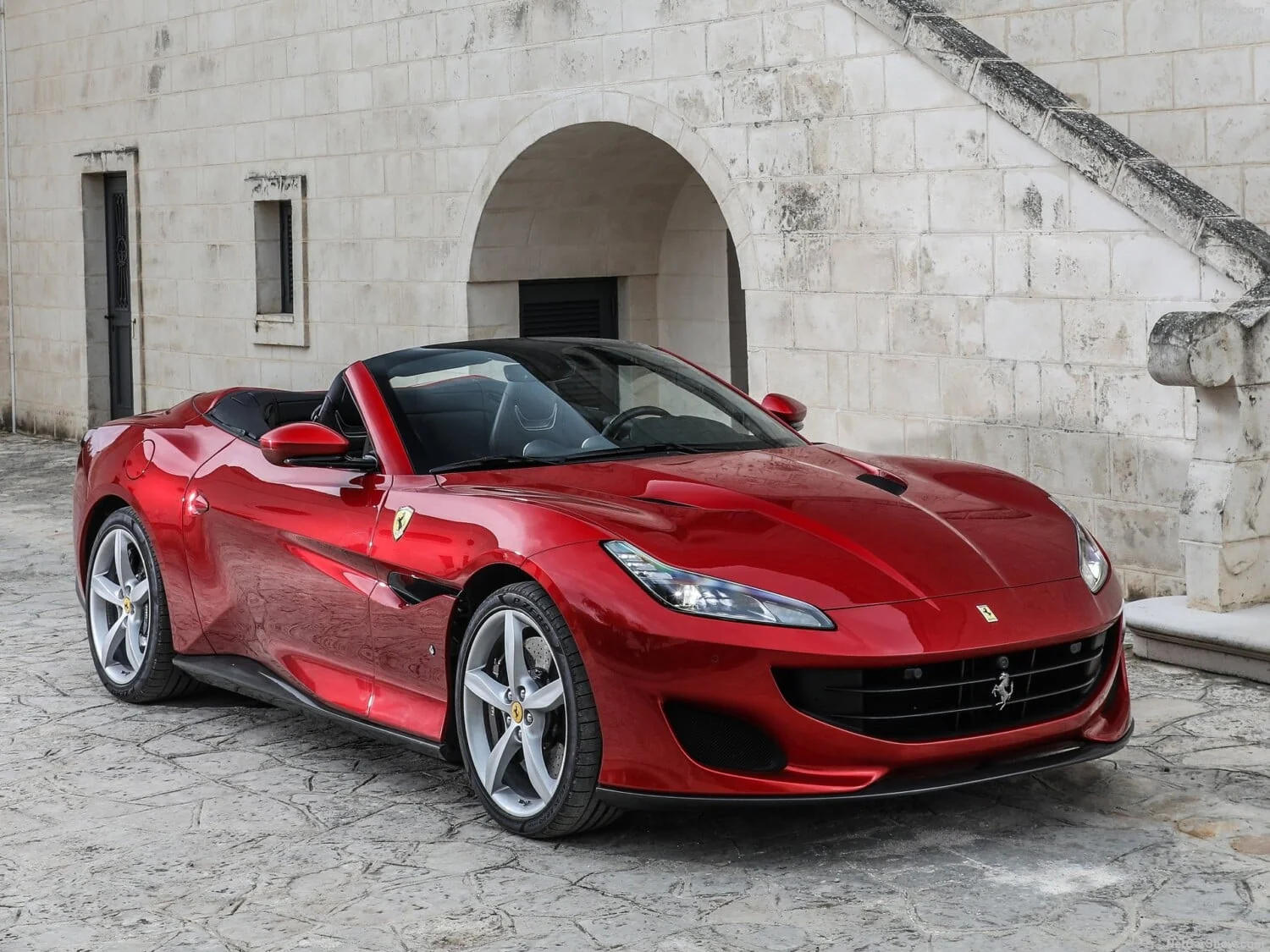 Mit 247 km/h in einem Ferrari geblitzt: Der Geschwindigkeitsverstoß bringt ein Betrügernetzwerk zu Fall