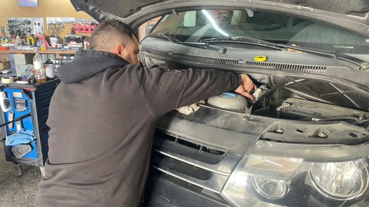 Neuere Autos sind weniger zuverlässig … Dieser Kfz-Mechaniker erklärt, warum ältere Autos auf dem Gebrauchtwagenmarkt so erfolgreich sind
