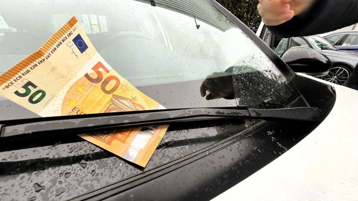 Wenn Sie einen 50-Euro-Schein auf Ihrer Windschutzscheibe finden, nehmen Sie sich vor dieser gefürchteten Betrugsmasche in Acht!